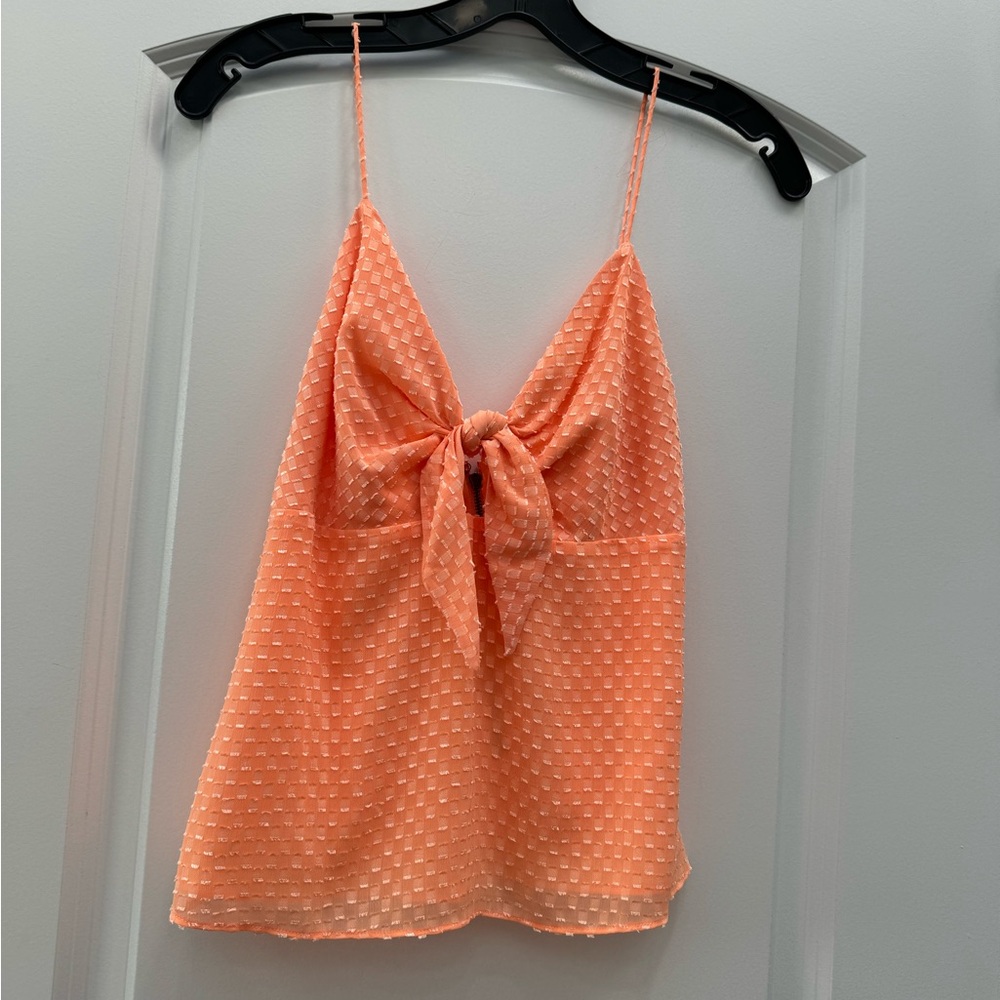 Alice + Olivia Roe tie front camisole in peach. Size small.